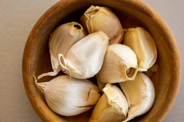 Sarımsak karanfillerini küçük ahşap kaseye koy.