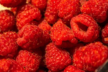 Masadaki taze ahududuları kapat.