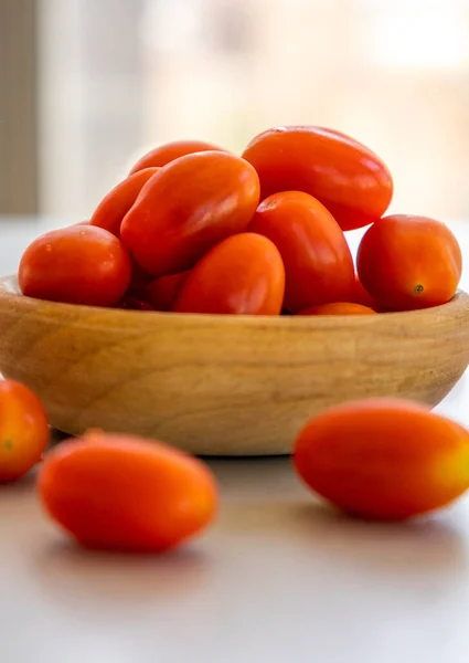 Close Tomates Cerejas Pequena Tigela Madeira — Fotografia de Stock