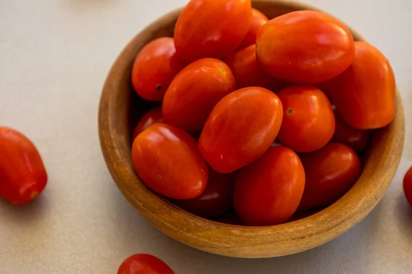 Zavřít Cherries Rajčata Malé Dřevěné Míse — Stock fotografie