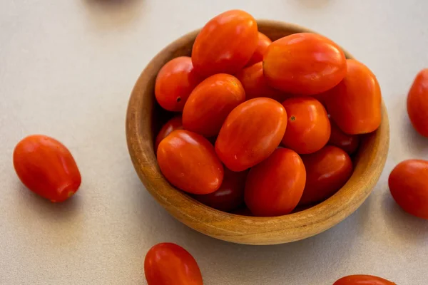 Zavřít Cherries Rajčata Malé Dřevěné Míse — Stock fotografie