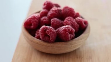 Taze ahududular mutfak masasına kapanır.