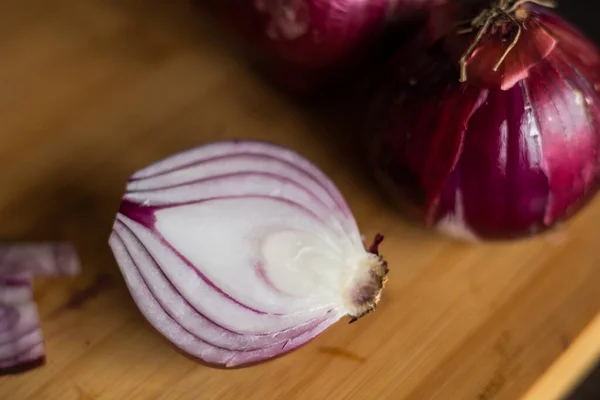Close Cut Red Onion Wooden Board — Stock Photo, Image