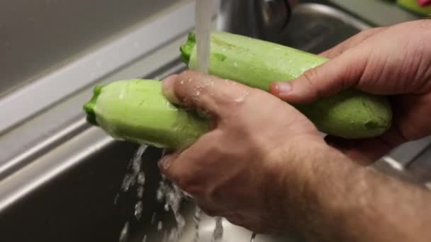 Hombre Manos Lavando Calabacín Fregadero Cocina — Vídeo de stock