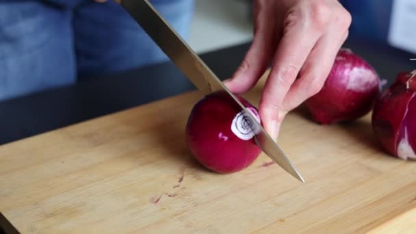 Mujer Cortando Cebolla Roja Casa — Vídeos de Stock