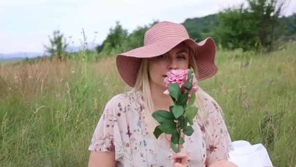 Belle Fille Dans Robe Été Dans Prairie Verte Vue Arrière — Video