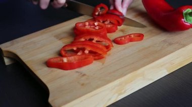 Evde kırmızı biber kesiyorum. Yakın çekim.