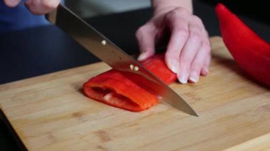 Evde kırmızı biber kesiyorum. Yakın çekim.