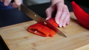 Evde kırmızı biber kesiyorum. Yakın çekim.