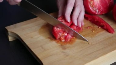 Evdeki domatesleri tahta tahtada doğramak.