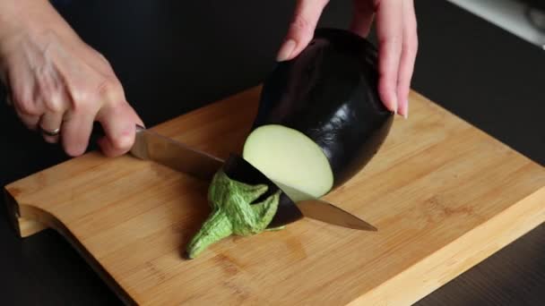 Evde Tahta Masada Patlıcan Kesmek — Stok video