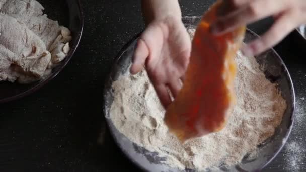 家でパンの鶏の胸肉を作って — ストック動画