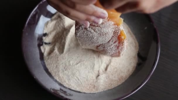 Приготовление Хлебной Куриной Грудки Дома — стоковое видео