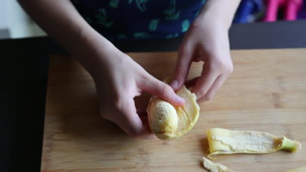 Παιδί Ξεφλούδισμα Μπανάνες Στο Σπίτι Γεύμα Preap — Αρχείο Βίντεο