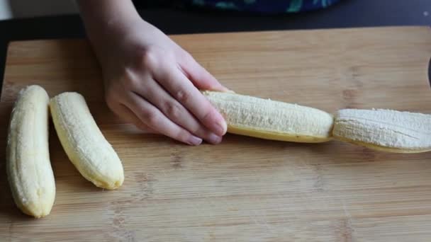 Çocuk Evde Muz Soyuyordu Yemek Hazırlıyorlardı — Stok video