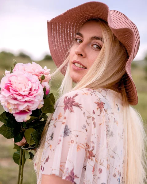 Schöne Junge Frau Mit Einem Blumenstrauß Park — Stockfoto