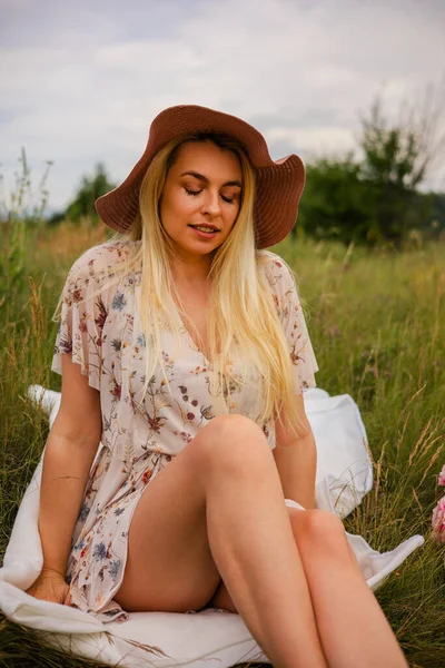 Vacker Ung Kvinna Med Bukett Blommor Parken — Stockfoto