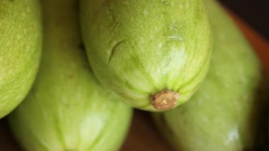 Mutfaktaki taze kabağı kapat.