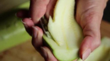 Kadın elleri evde kabak oyuyor.