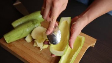 Kadın elleri evde kabak oyuyor.