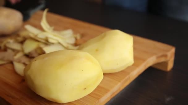 Las Manos Mujer Cierran Pelando Patatas — Vídeo de stock