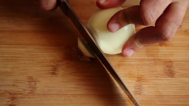 Hombre Manos Cortando Cebolla Blanca Cerca Tablero Madera — Vídeos de Stock