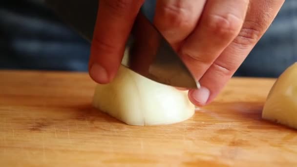 Hombre Manos Cortando Cebolla Blanca Cerca Tablero Madera — Vídeos de Stock