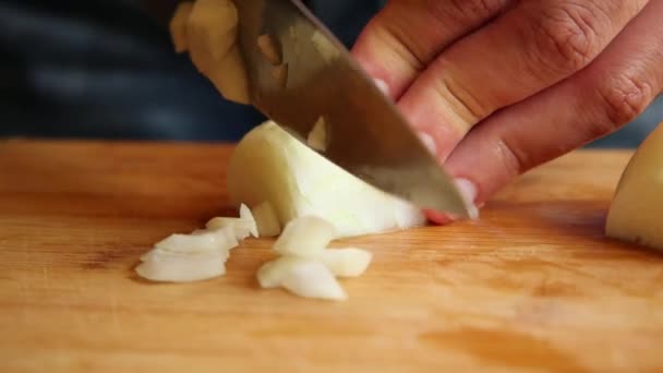 Homem Mãos Cortando Cebola Branca Perto Tábua Madeira — Vídeo de Stock
