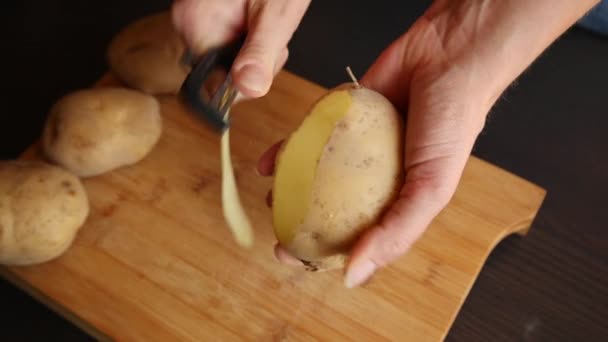 Woman Hands Close Peeling Potatoes — 图库视频影像