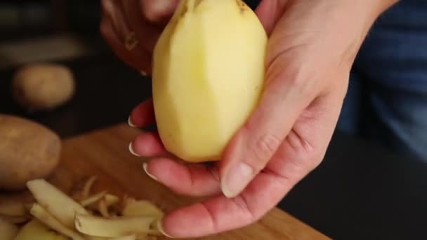 Las Manos Mujer Cierran Pelando Patatas — Vídeos de Stock