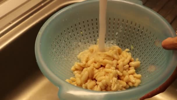 Washing Canned Beans Close Kitchen Sink — Video Stock