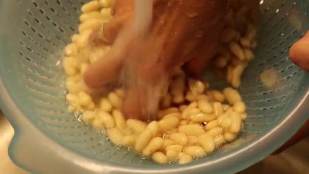 Washing Canned Beans Close Kitchen Sink — 图库视频影像