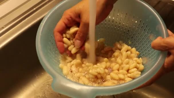 Washing Canned Beans Close Kitchen Sink — Stockvideo