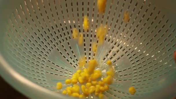 Draining Canned Corn Eat — 图库视频影像