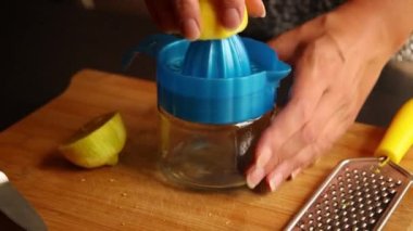 Meyve sıkacağı ile limon sıkan kadının elleri