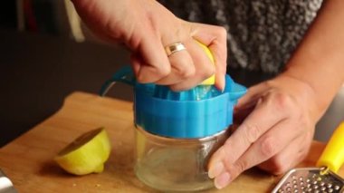 Meyve sıkacağı ile limon sıkan kadının elleri