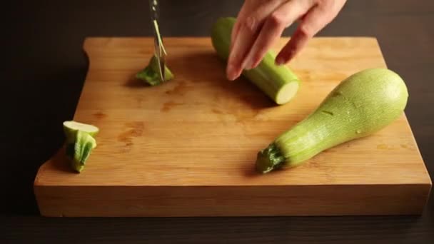 Cutting Zucchini Wooden Chopping Board — Stockvideo