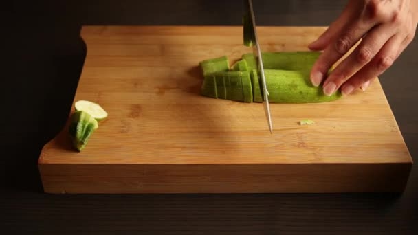 Cutting Zucchini Wooden Chopping Board — Stockvideo