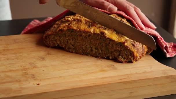 Σπιτικό Ψωμί Σόδας Κολοκυθάκια Και Τυρί Τσένταρ — Αρχείο Βίντεο