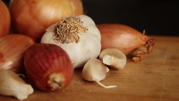 Different Types Onion Garlic Close Wooden Board — ストック動画