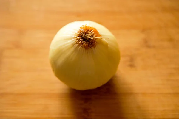 Close Bulb Onion Wooden Board — Stockfoto