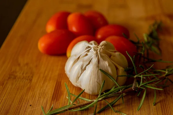 Close Ups Tomatoes Rosemary Garlic Wooden Board — 스톡 사진
