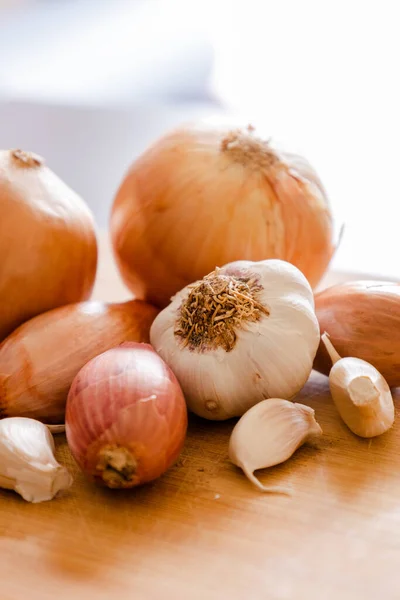 Different Types Onion Garlic Close Wooden Board — Foto de Stock