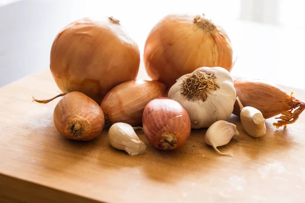 Different Types Onion Garlic Close Wooden Board — Stock Photo, Image
