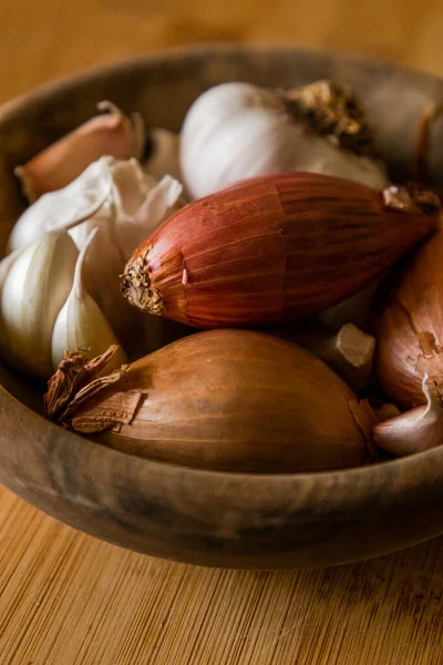 Different Types Onion Garlic Close Wooden Board — Stock Photo, Image