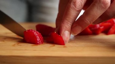 Doğranmış taze çilekler. Kapatın.