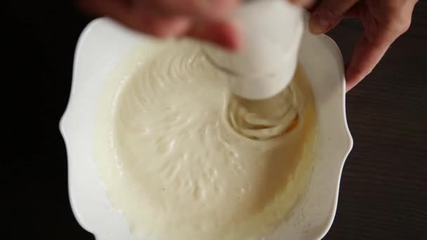 用橙子巧克力和浓缩牛奶做奶油 一个在厨房里做冰淇淋的女人 — 图库视频影像