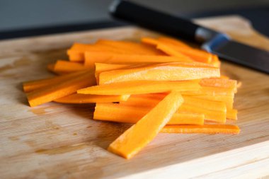 Taze havuç kes. Yakın plan.