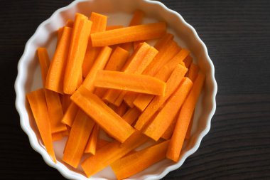 Taze havuç kes. Yakın plan.