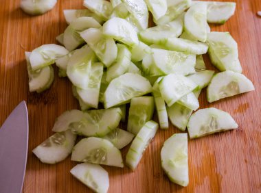 Taze salatalığı masaya yakın tut.